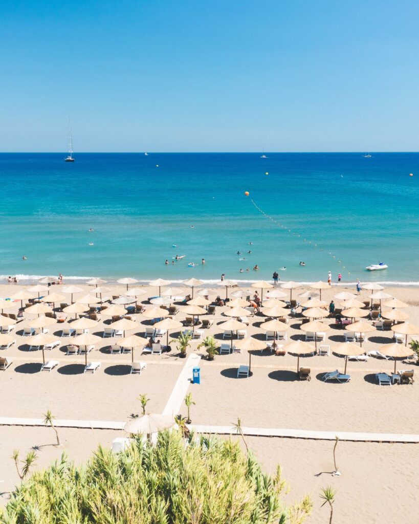 Nádherná piesková pláž v letovisku Faliraki na ostrove Rodos