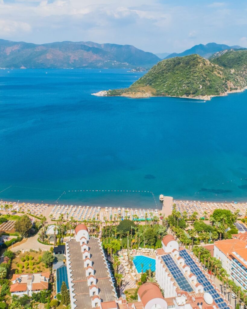 Panoramatický výhľad z hotela Aqua 5* v Dalamane na zátoku a pláž s ležadlami