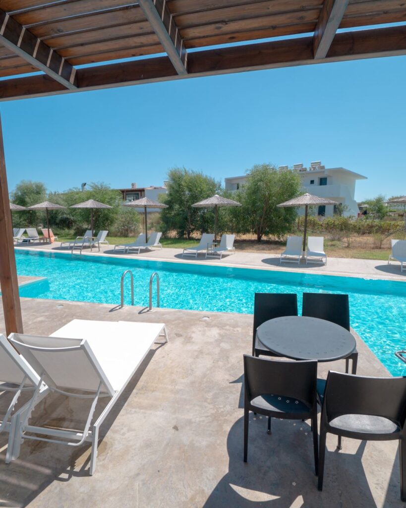 Priamy vstup z izby do bazéna v hoteli Evita Bay na Rodose