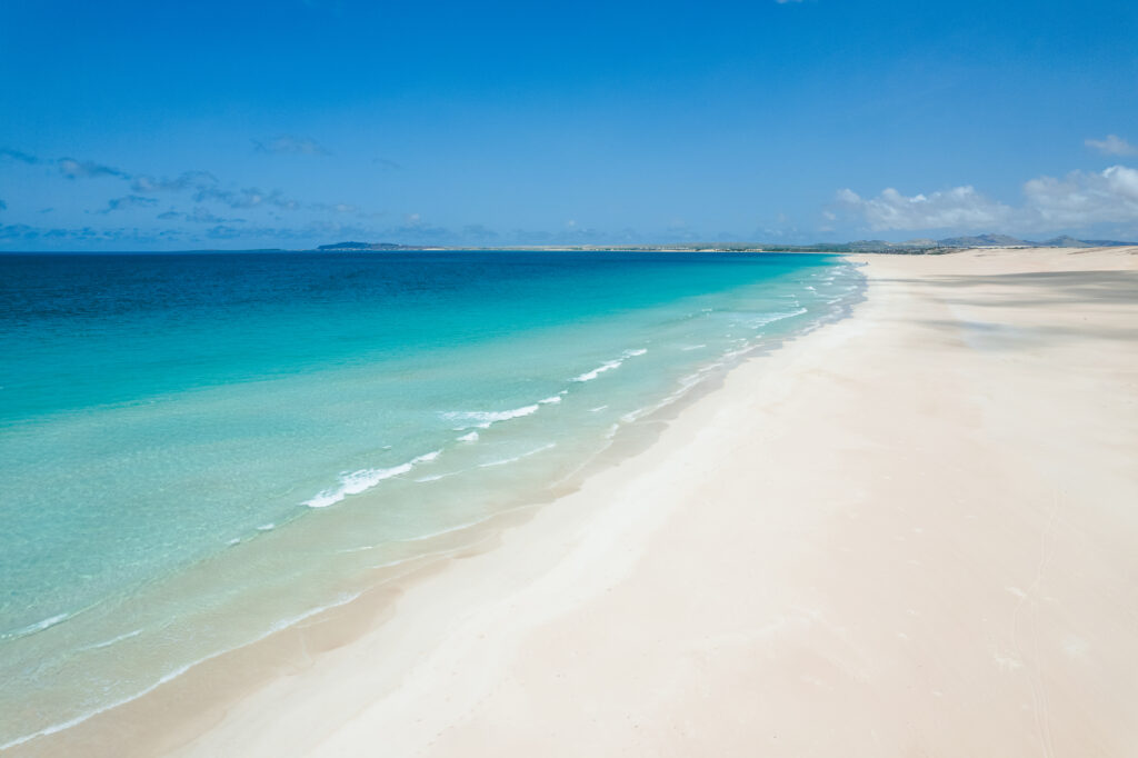 Pláž Santa Monica na ostrove Boa Vista, Kapverdy 